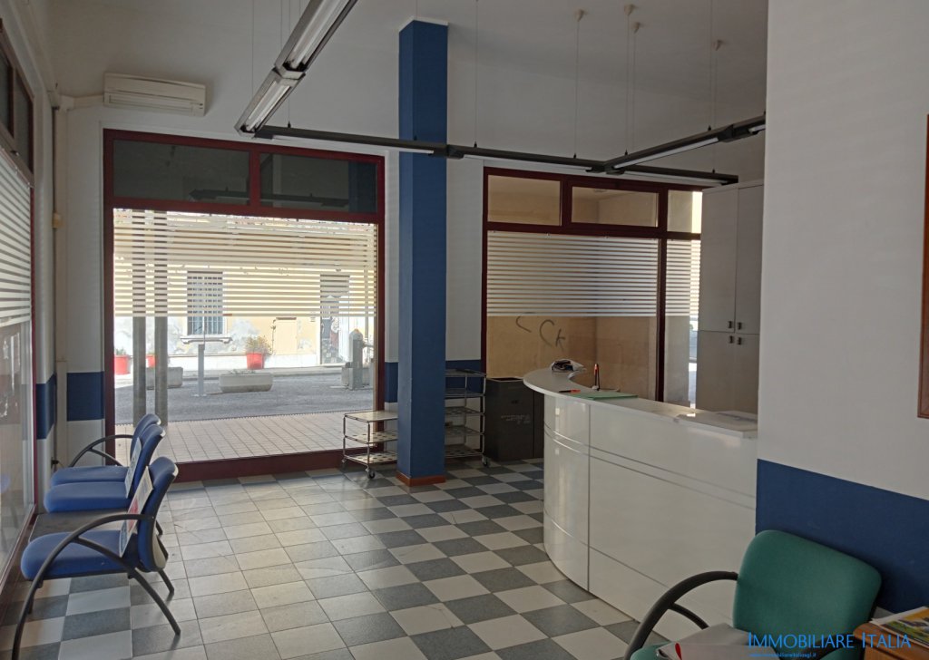 Affitto Negozio Locale Commerciale Verona - Ampio negozio con deposito e garage triplo Località Borgo Roma